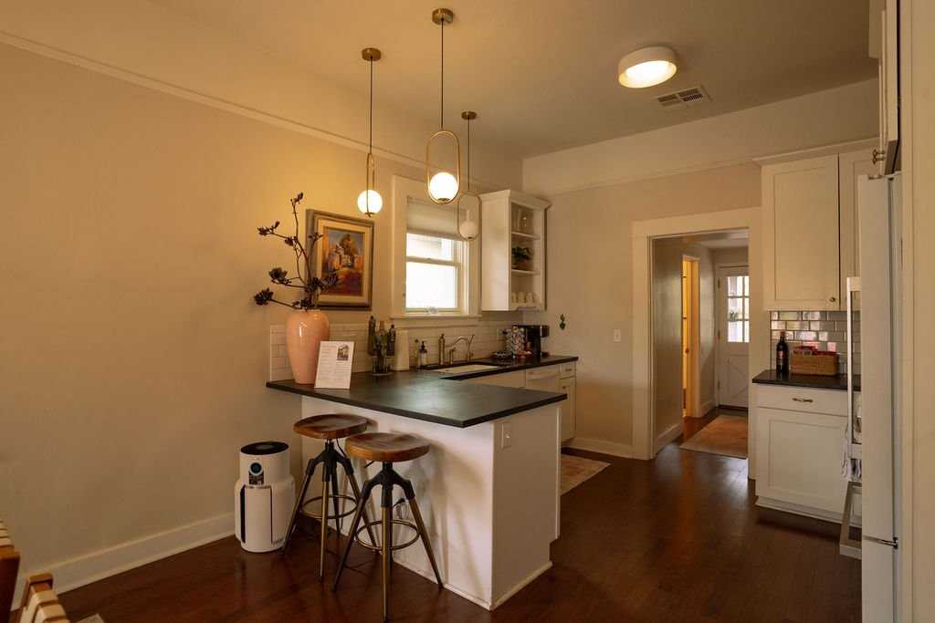 112 E 16th St - Photo 7 of 20