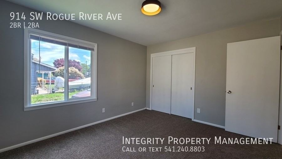 914 Sw Rogue River Ave - Photo 7 of 27