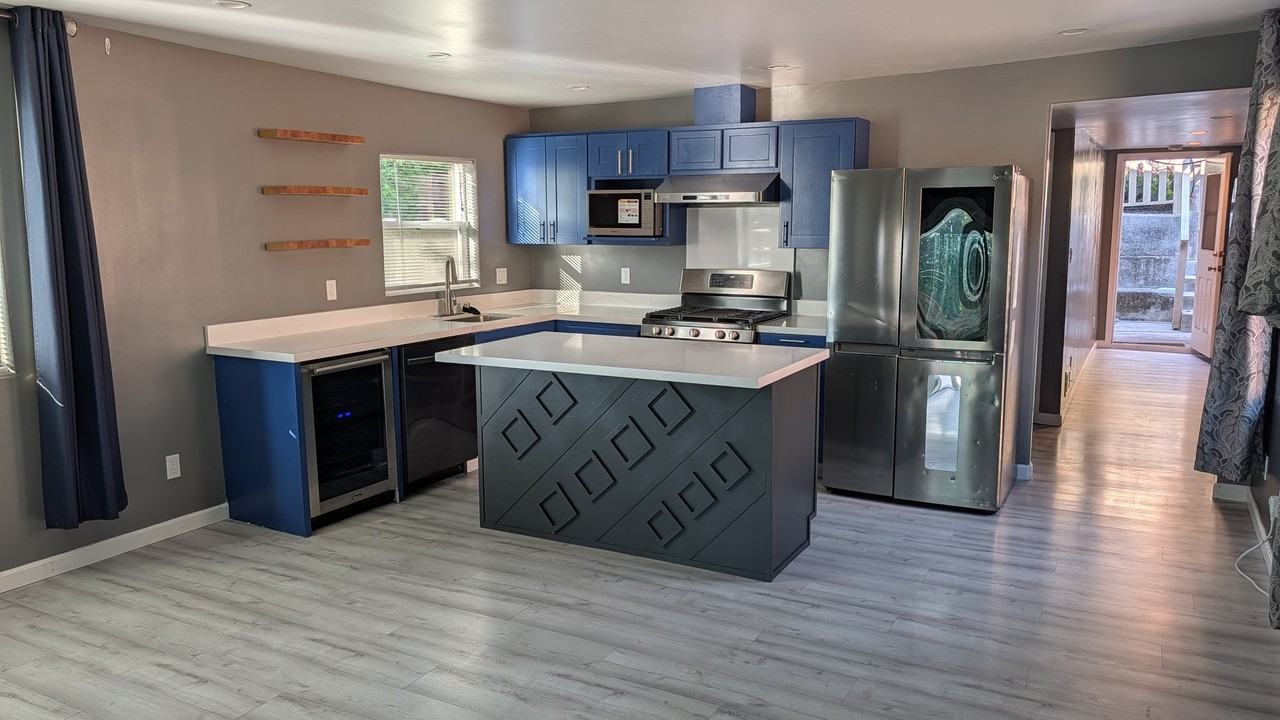 9834 Lawlor St - Photo 7 of 34