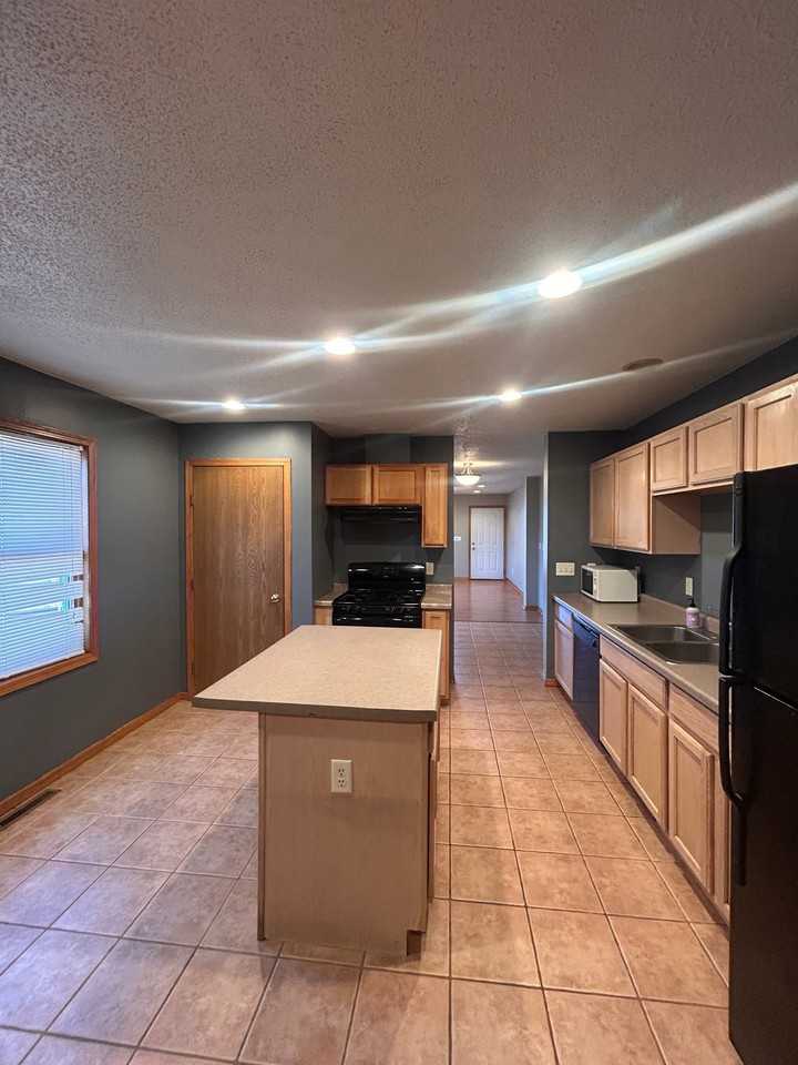 1829 Girard Ave N #B - Photo 5 of 20