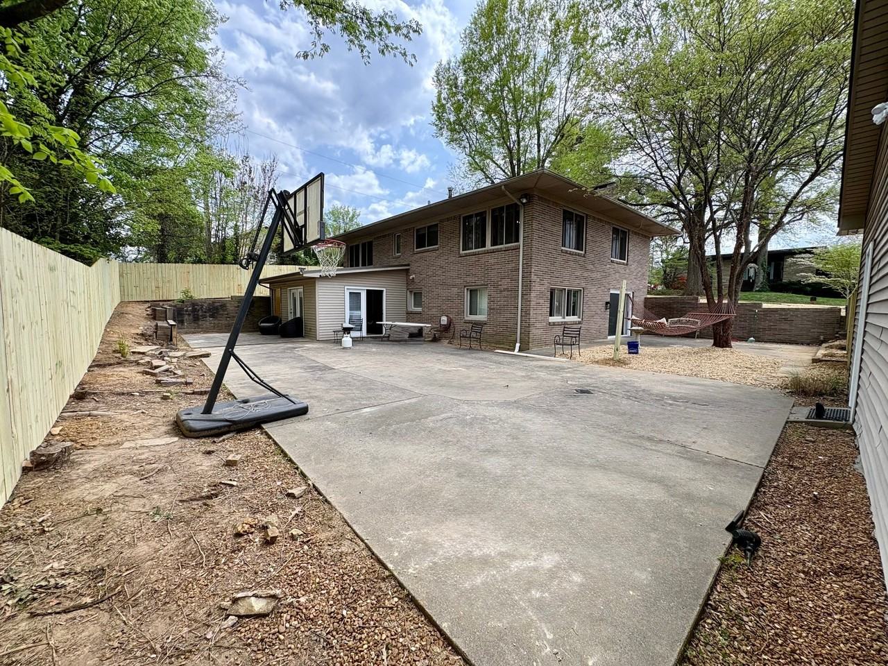 732 Hillgate St - Photo 2 of 8