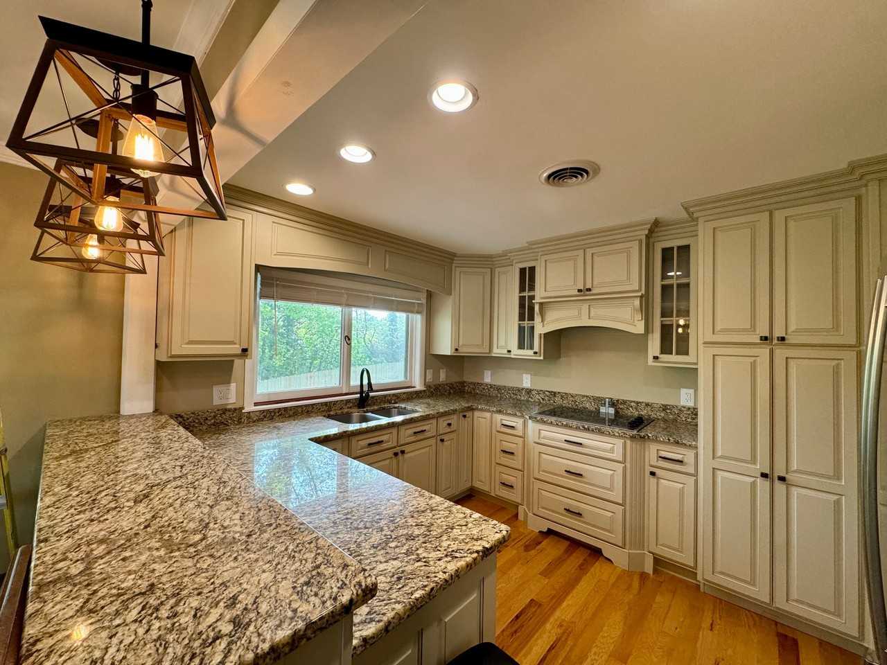 732 Hillgate St - Photo 3 of 8