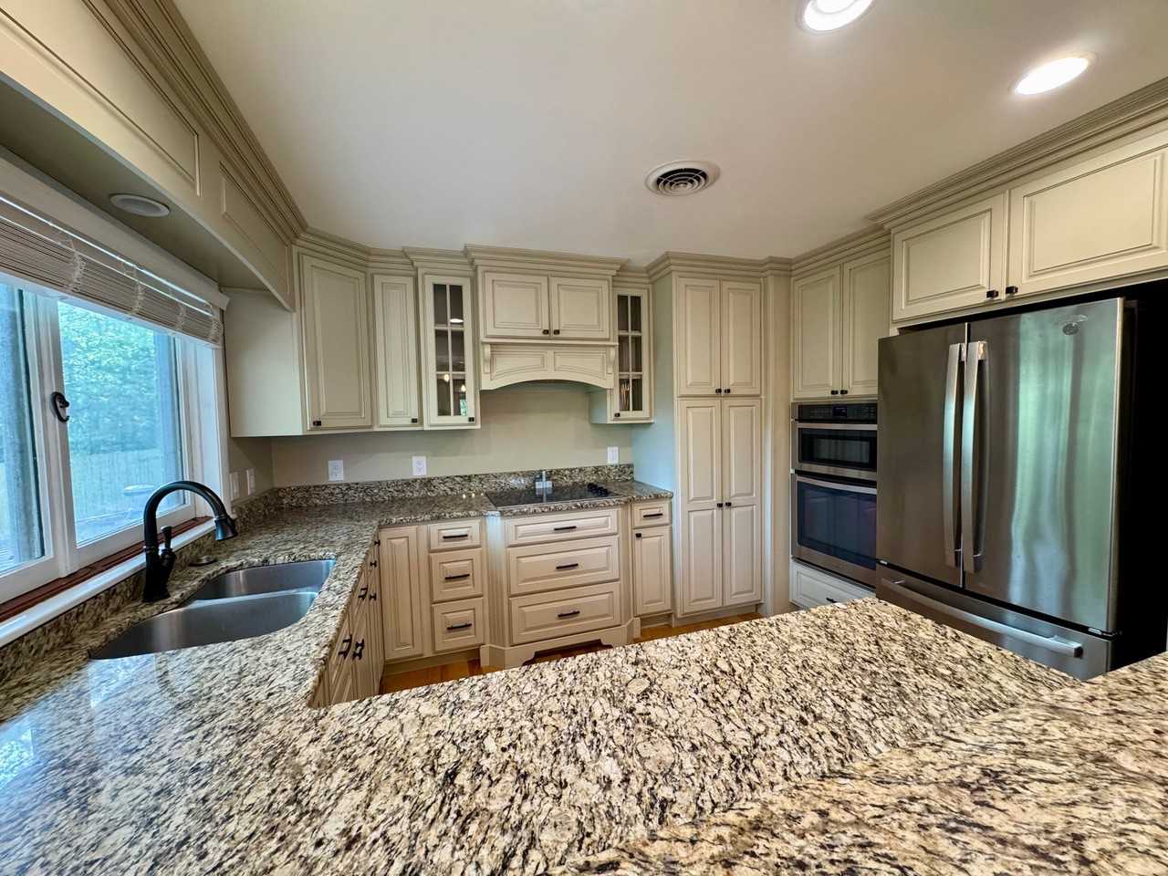 732 Hillgate St - Photo 4 of 8