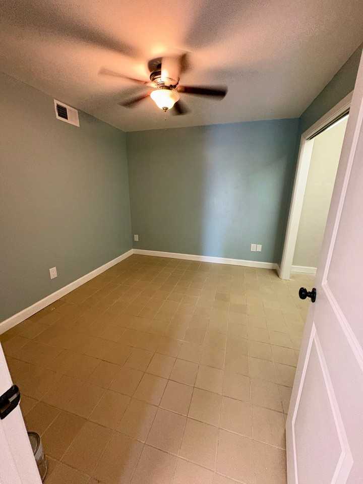 732 Hillgate St - Photo 7 of 8