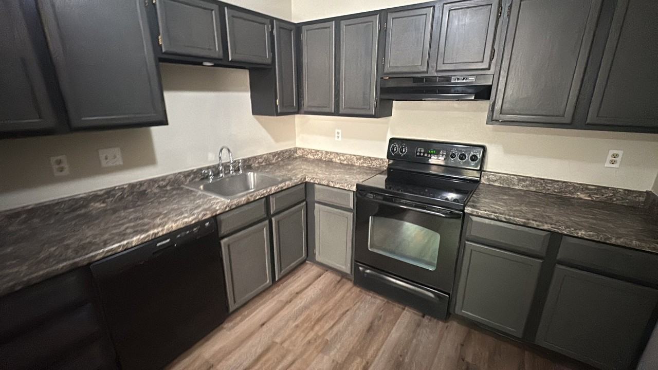 1210 Iowa Ave - Photo 2 of 9