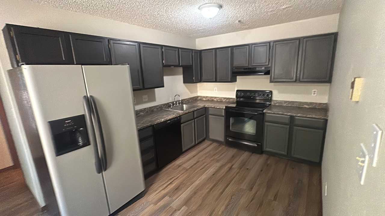 1210 Iowa Ave - Photo 3 of 9