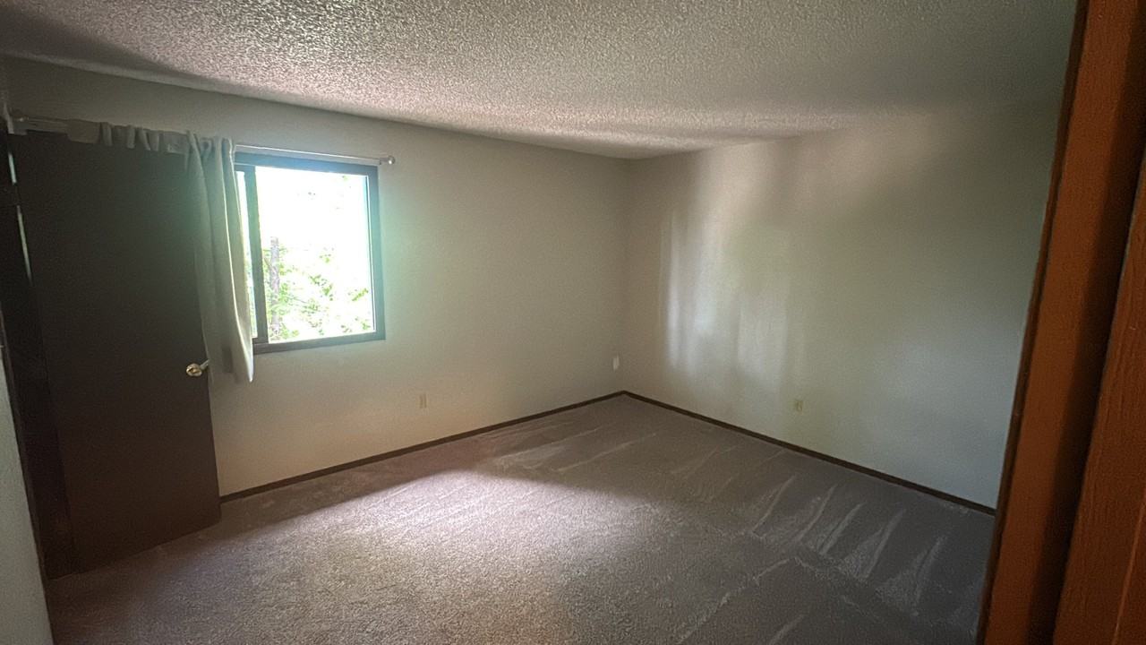 1210 Iowa Ave - Photo 5 of 9