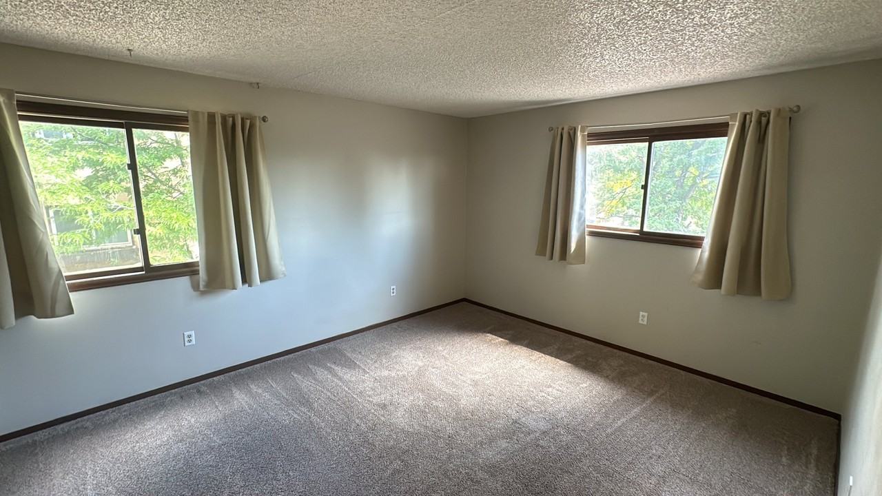 1210 Iowa Ave - Photo 6 of 9