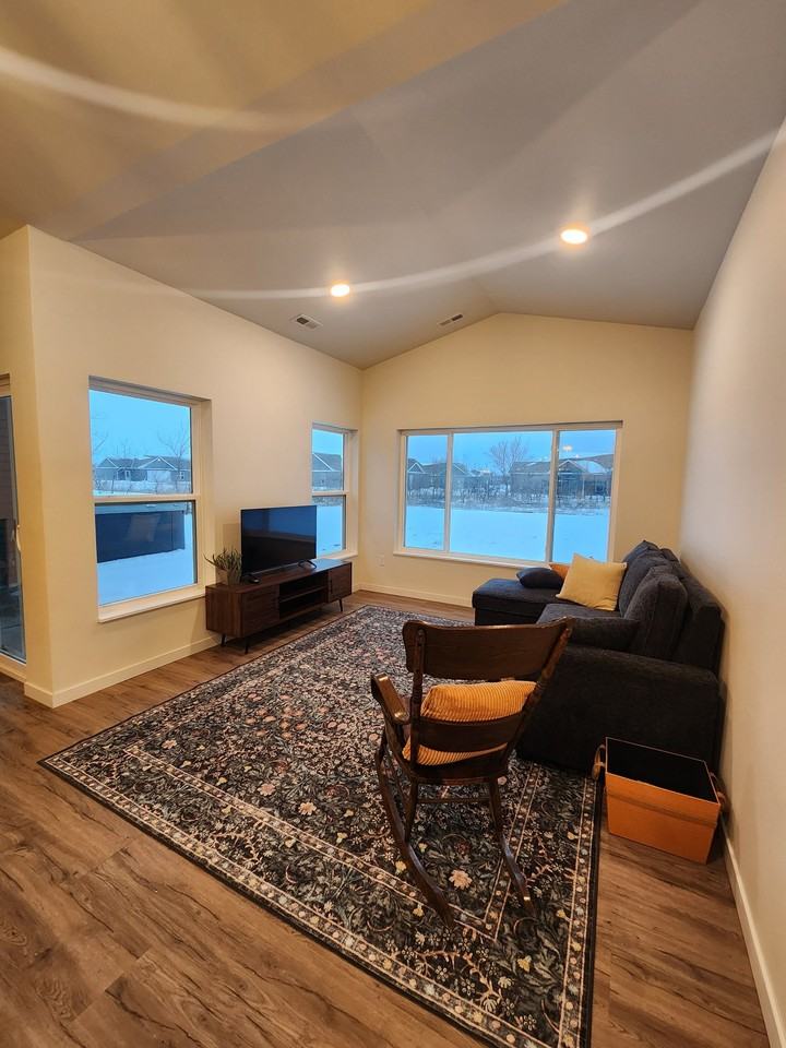 812 7th St Sw #A - Photo 7 of 16