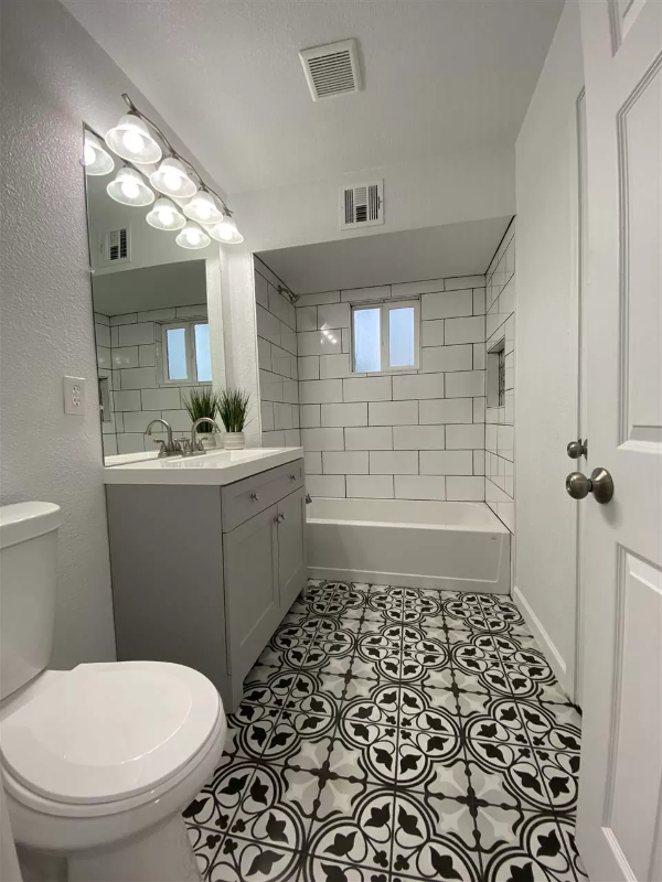 2533 S Olivia Ave - Photo 2 of 8