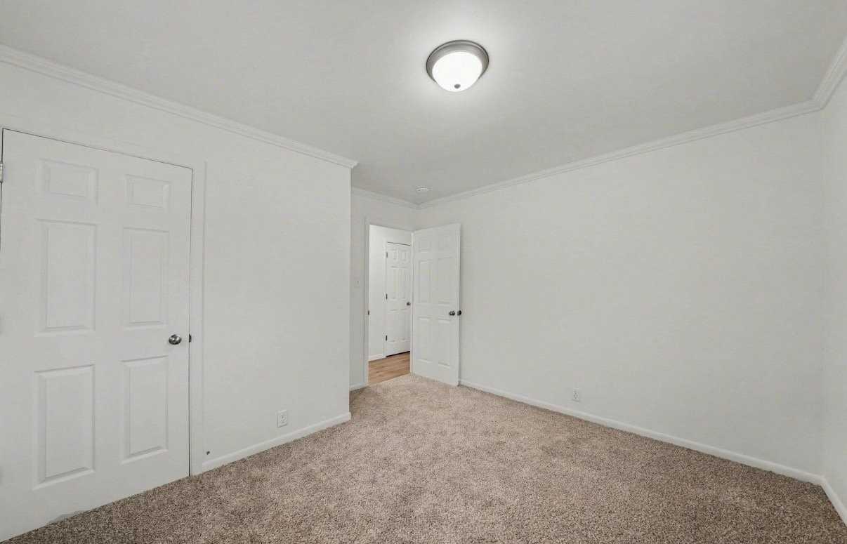 613 N Ashland Ave - Photo 6 of 10