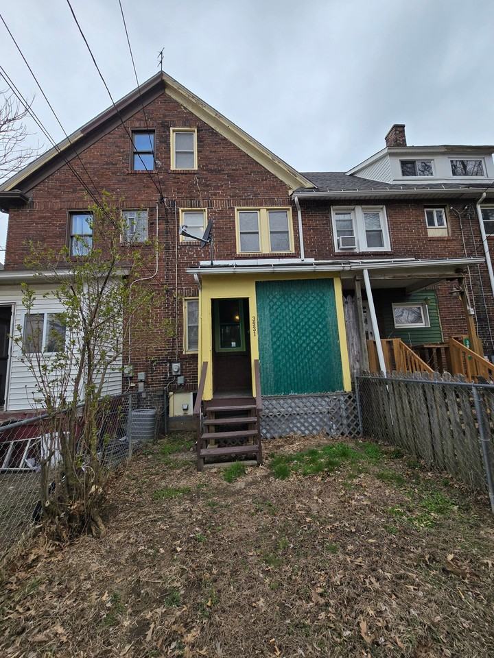 3931 Bell St - Photo 4 of 20