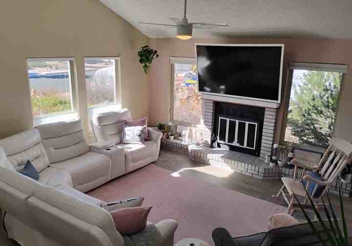 2350 Parliament Dr - Photo 4 of 10