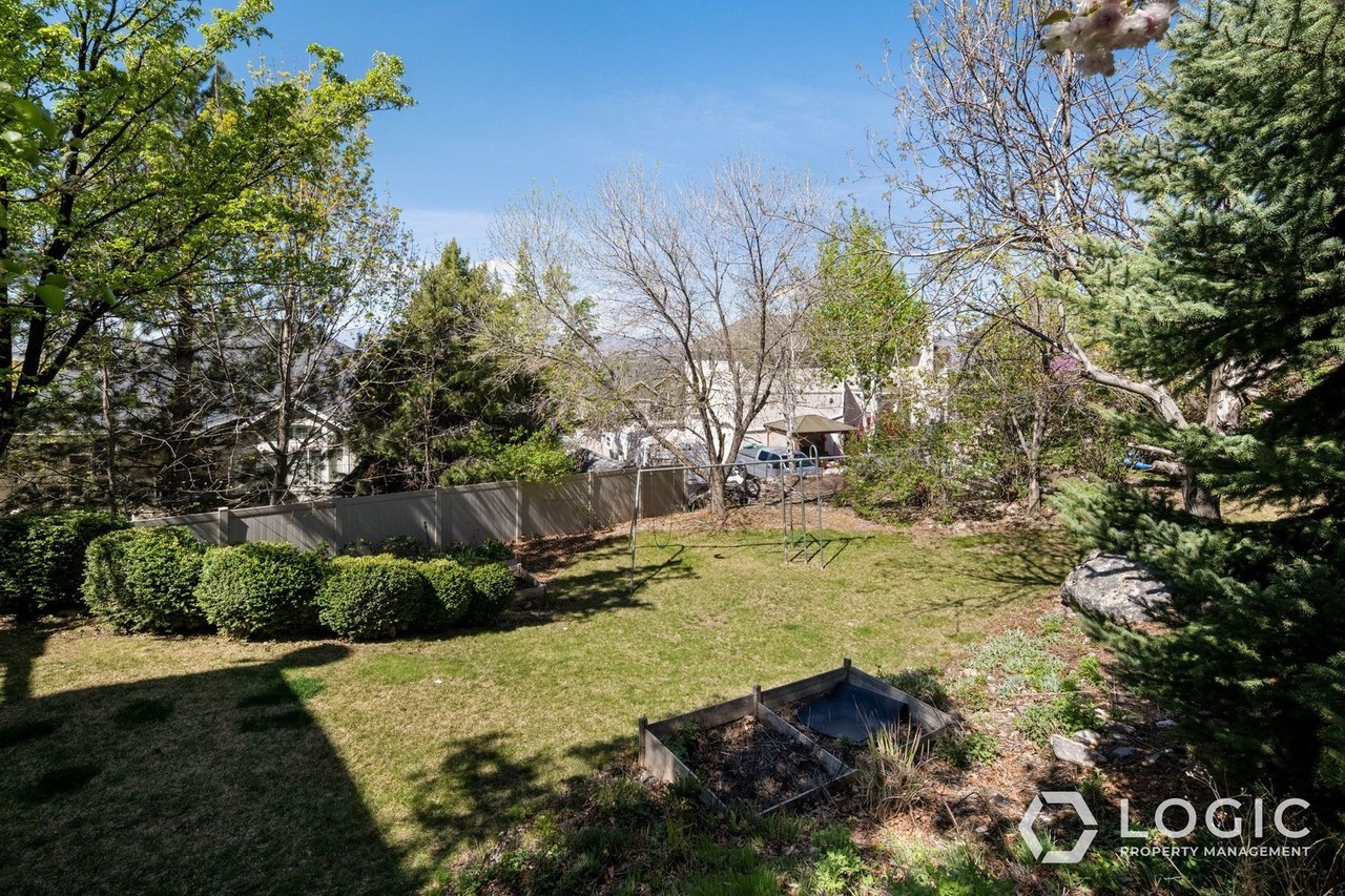 9223 Silver Lake Dr - Photo 4 of 35