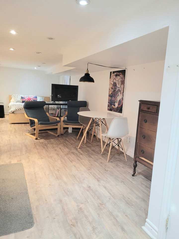 88 Strathcona Ave - Photo 3 of 8