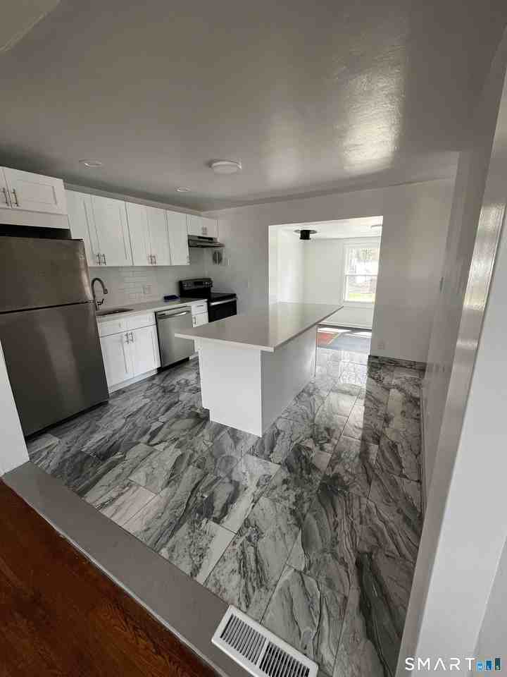 57 Wayne Dr - Photo 4 of 19