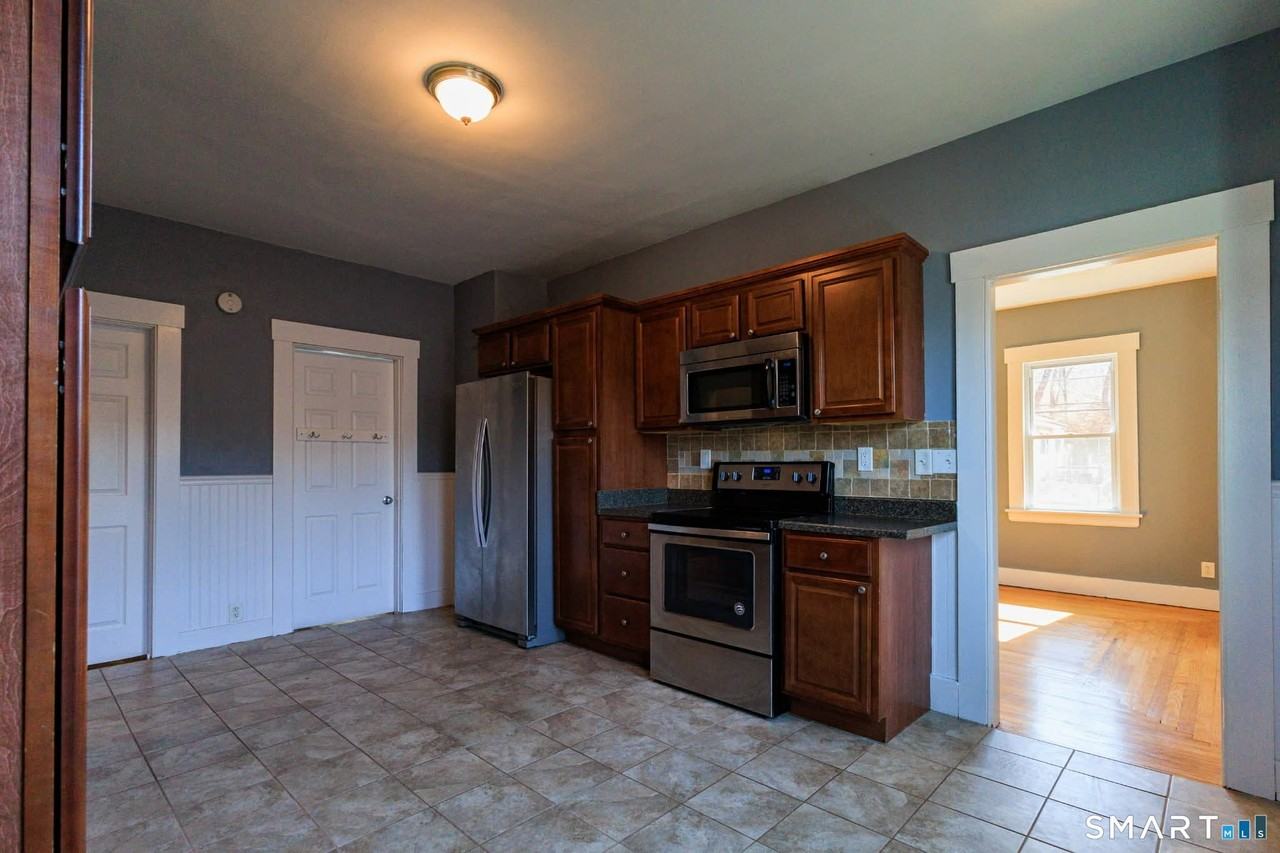 11 Columbia St #1stFL - Photo 4 of 14
