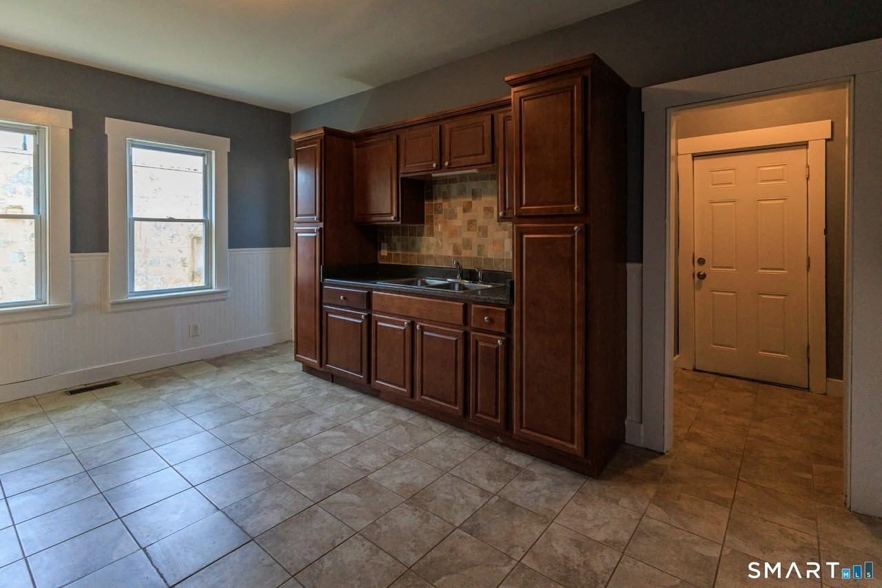 11 Columbia St #1stFL - Photo 5 of 14