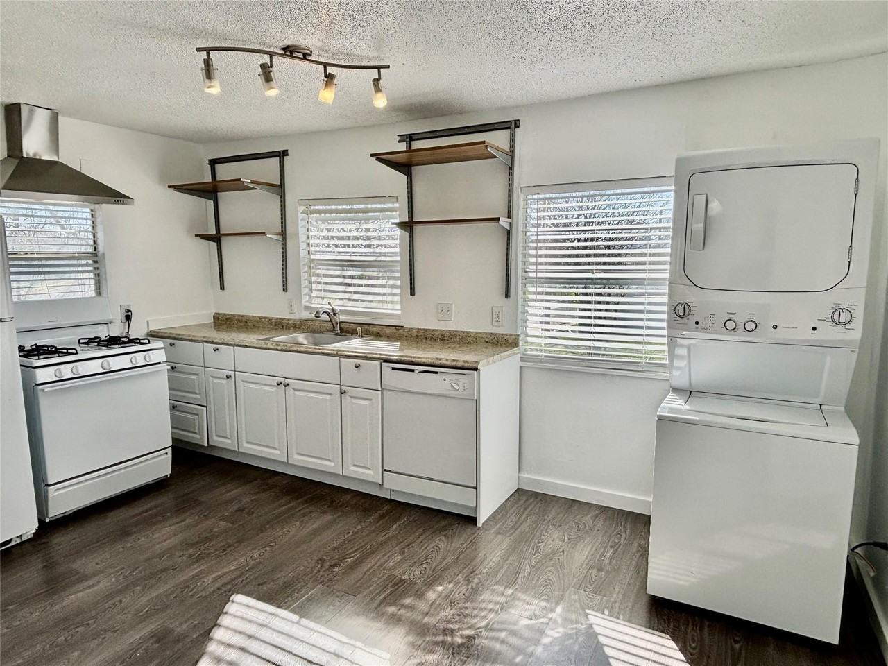 2906 E 12th St - Photo 4 of 10