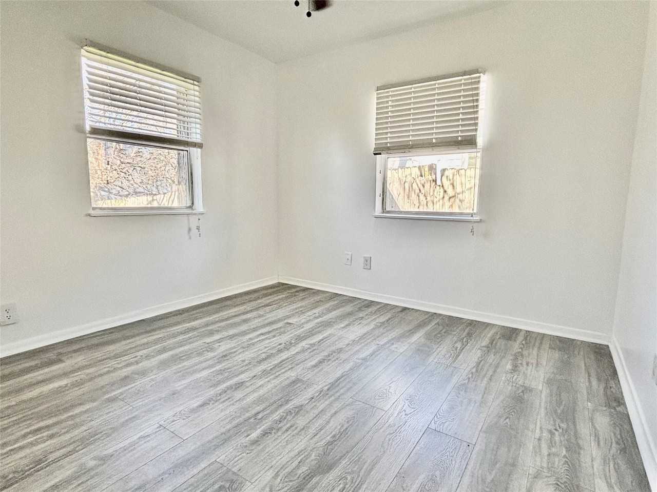 2906 E 12th St - Photo 5 of 10