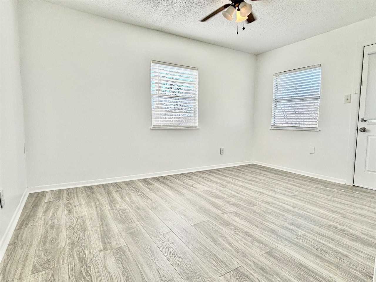 2906 E 12th St - Photo 6 of 10