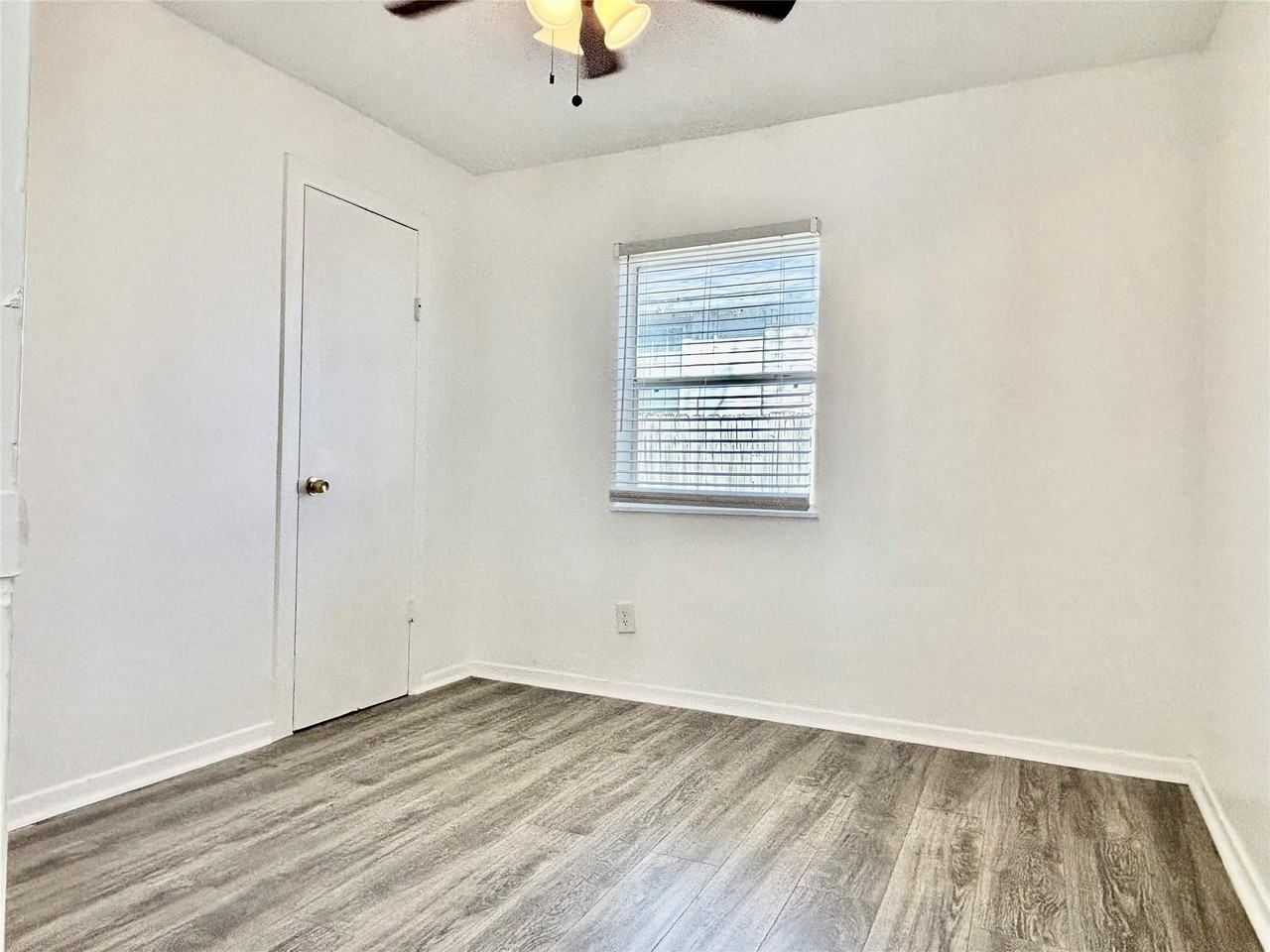 2906 E 12th St - Photo 7 of 10