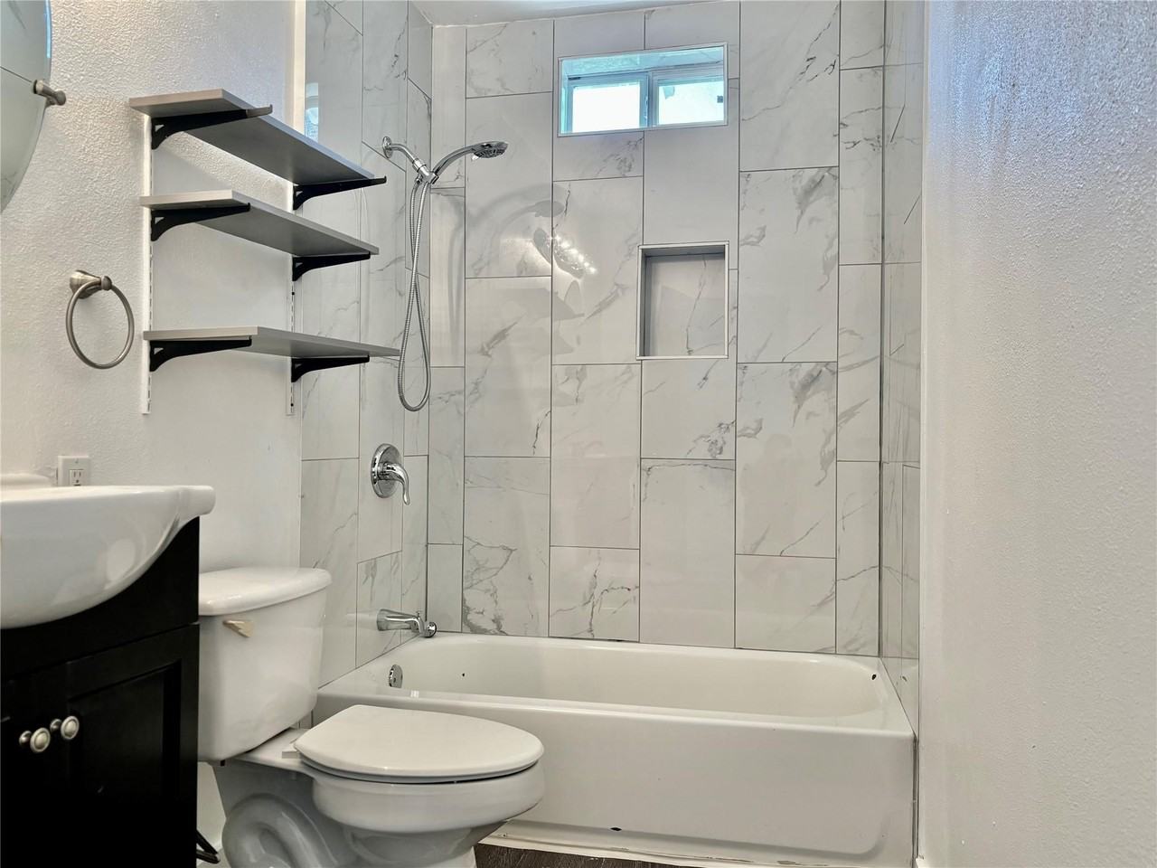 2906 E 12th St - Photo 6 of 11
