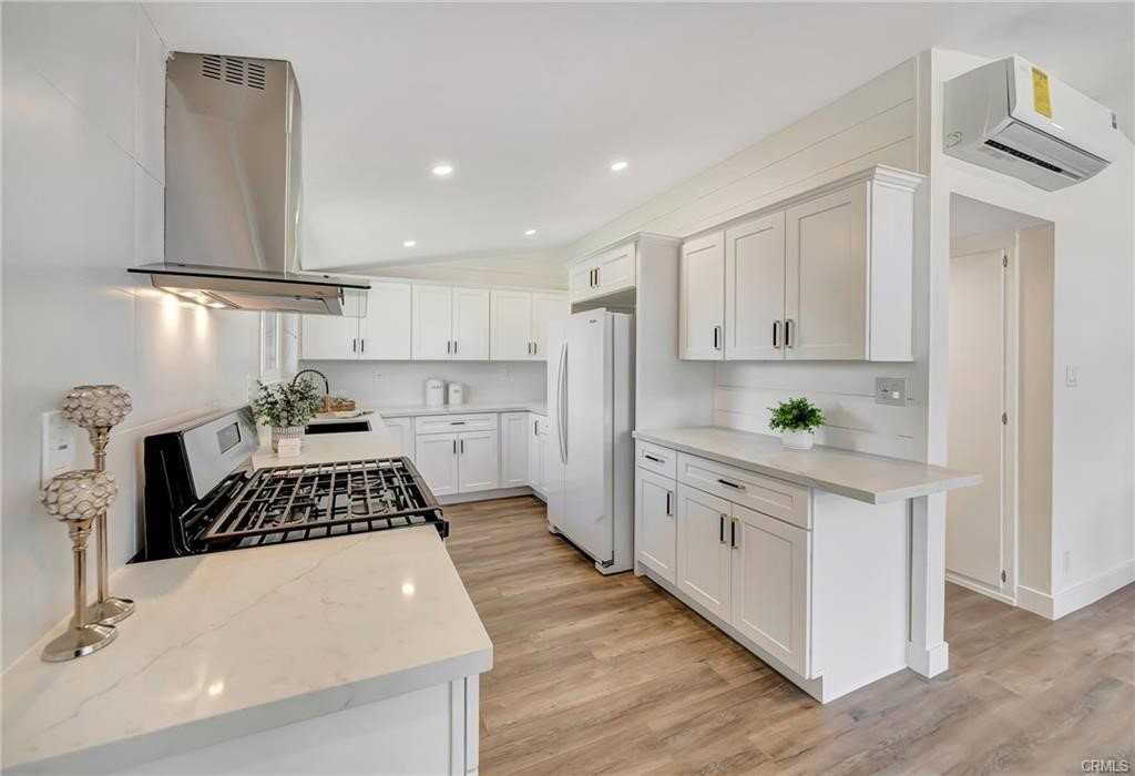 20641 Archwood St - Photo 2 of 8