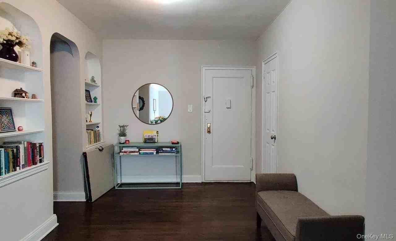 15501 90th Ave Apt 3r - Photo 2 of 5