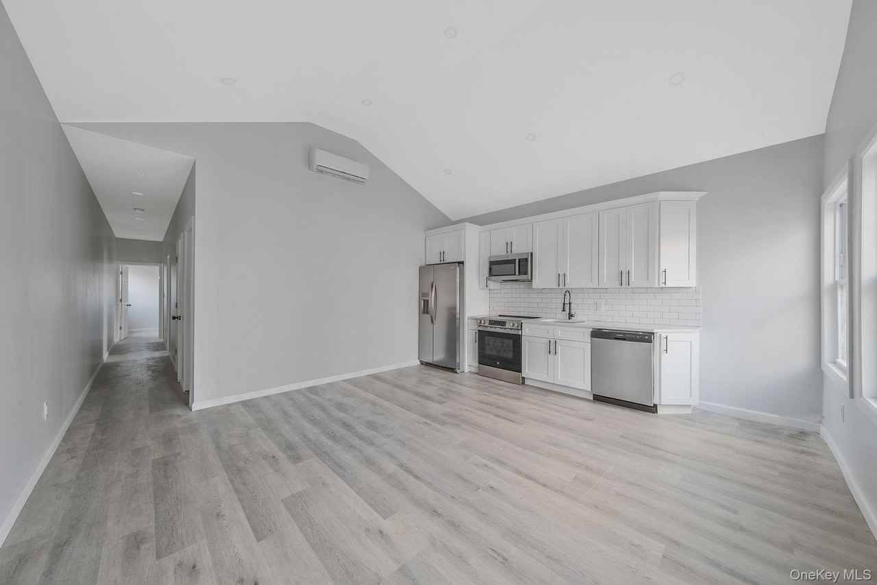 224 Amber St - Photo 3 of 16