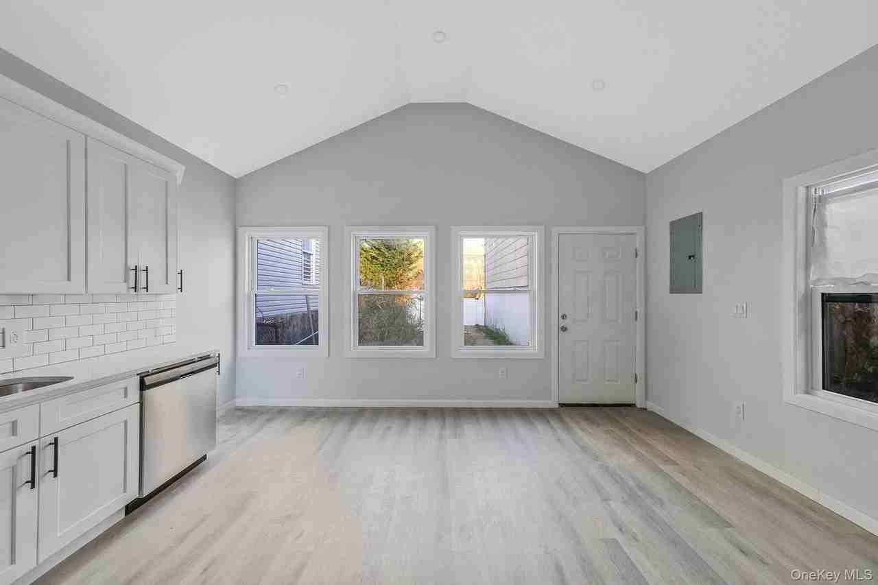 224 Amber St - Photo 6 of 16