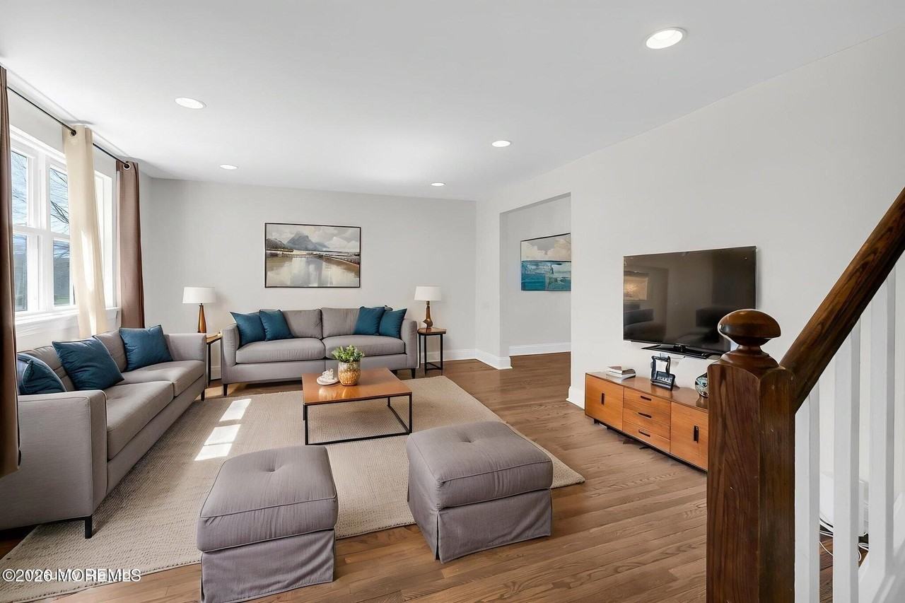 119 Manor Dr - Photo 2 of 35