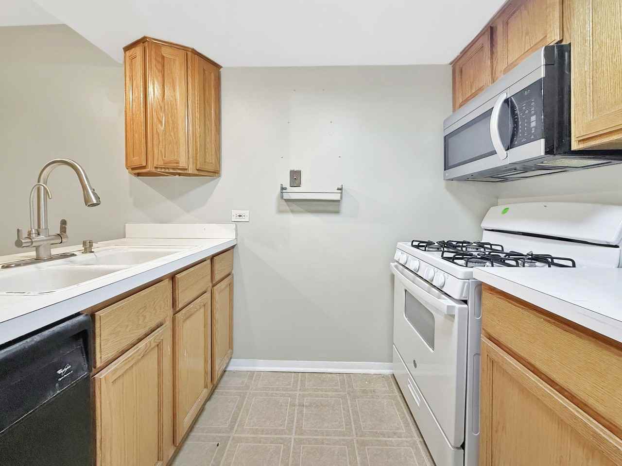 1978 Kenilworth Cir Apt H - Photo 6 of 14