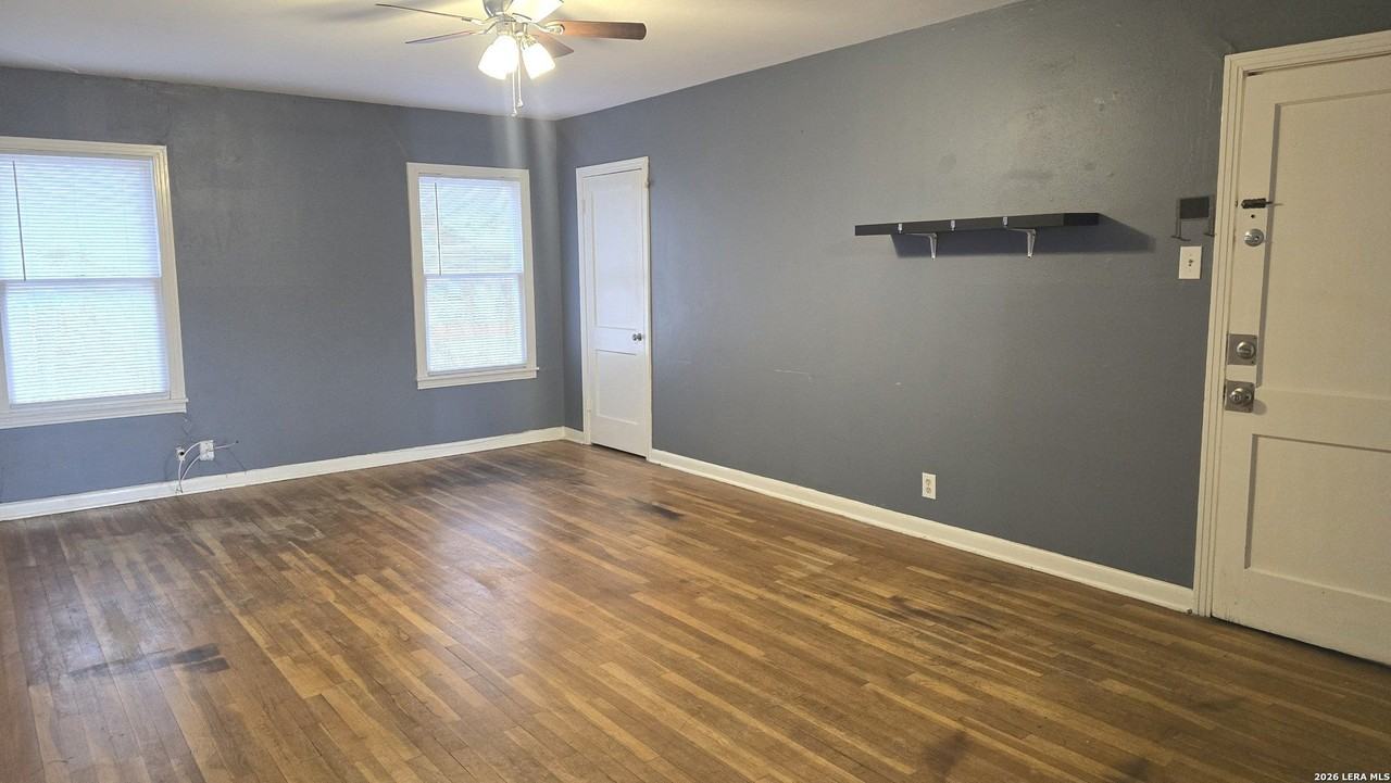 818 W Russell Pl Apt 4 - Photo 3 of 9