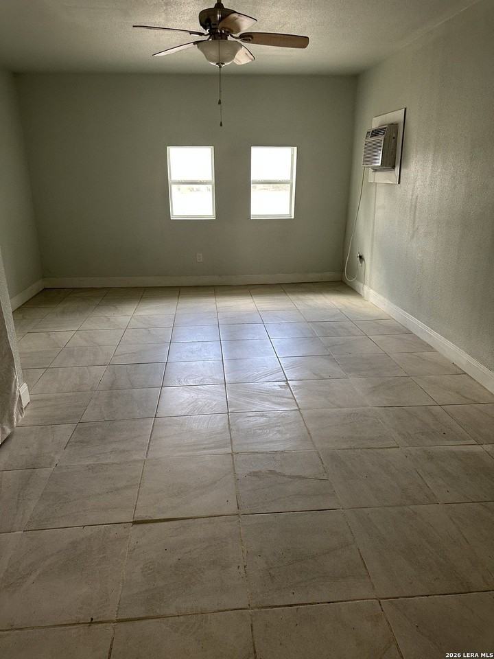 4911 Longfellow Blvd - Photo 5 of 9