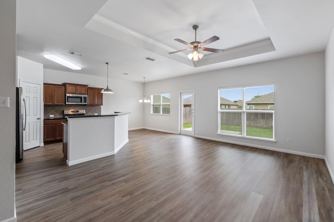 8011 Fieldstone Dr - Photo 4 of 24