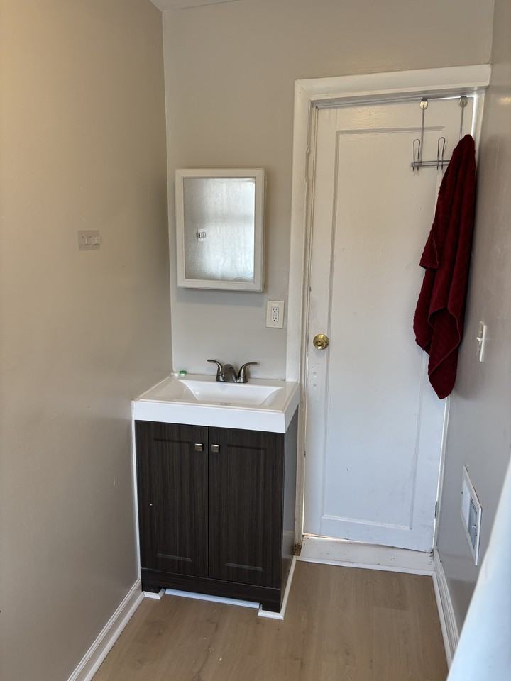 243 Niagara St #2 - Photo 4 of 11