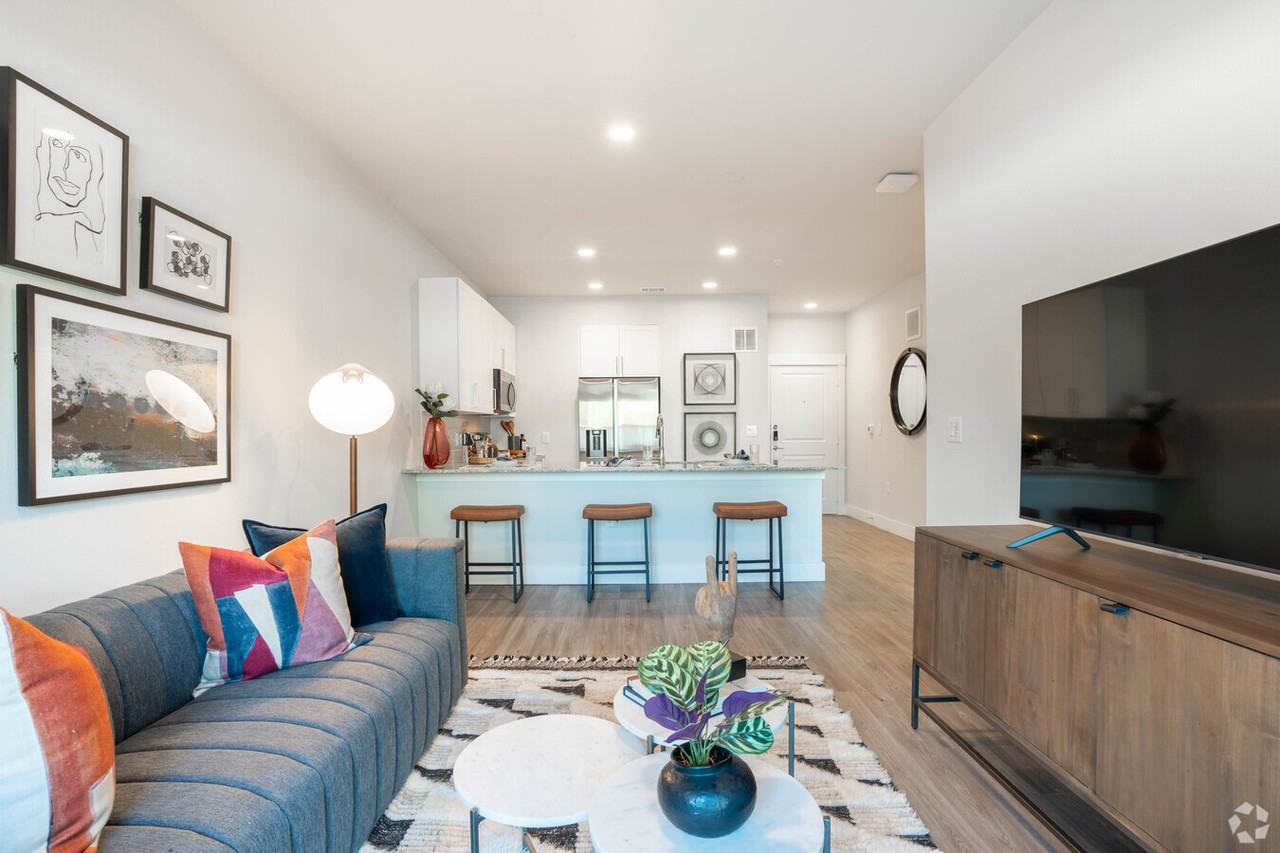 N Saint Charles St #BE1 - Photo 3 of 12