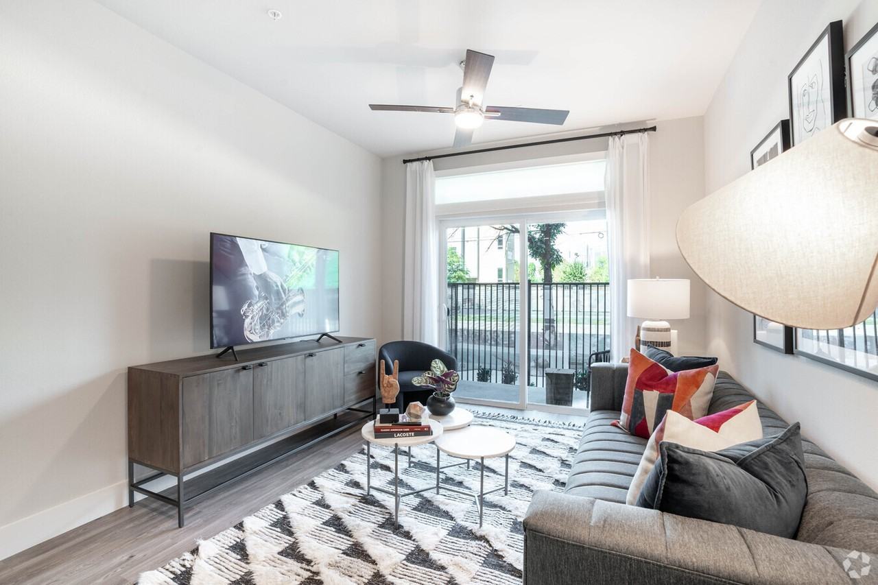 N Saint Charles St #BE1 - Photo 4 of 12