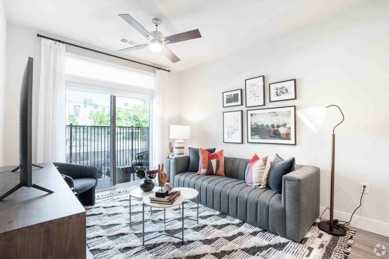 N Saint Charles St #BE1 - Photo 5 of 12