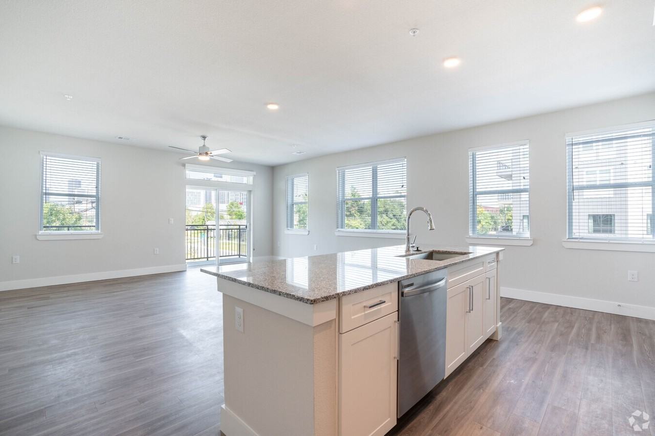 N Saint Charles St #BE3 - Photo 2 of 11