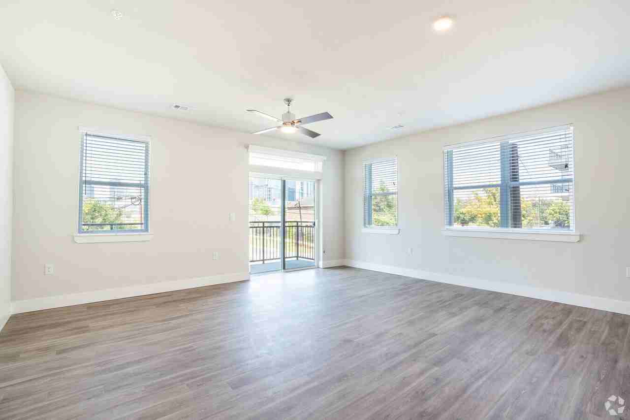 N Saint Charles St #BE3 - Photo 4 of 11