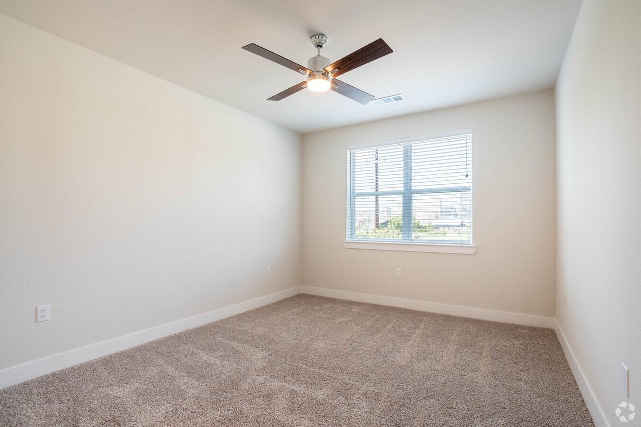 N Saint Charles St #BE3 - Photo 6 of 11