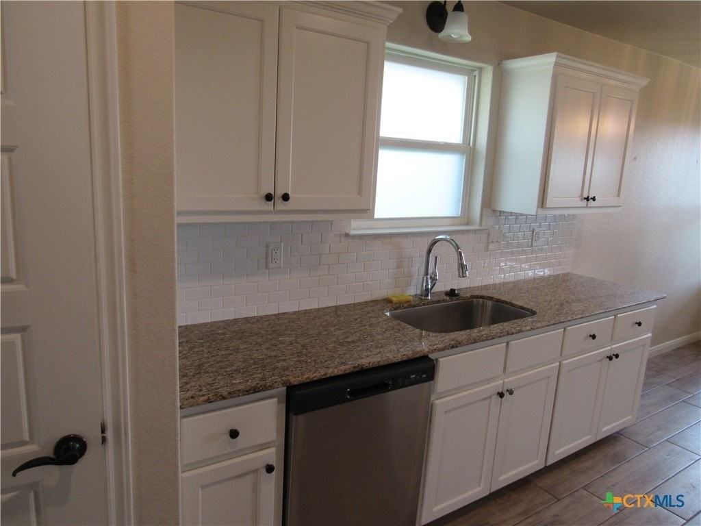 202 E Avenue H - Photo 5 of 14