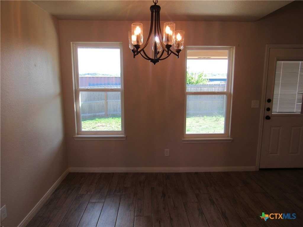 202 E Avenue H - Photo 6 of 14