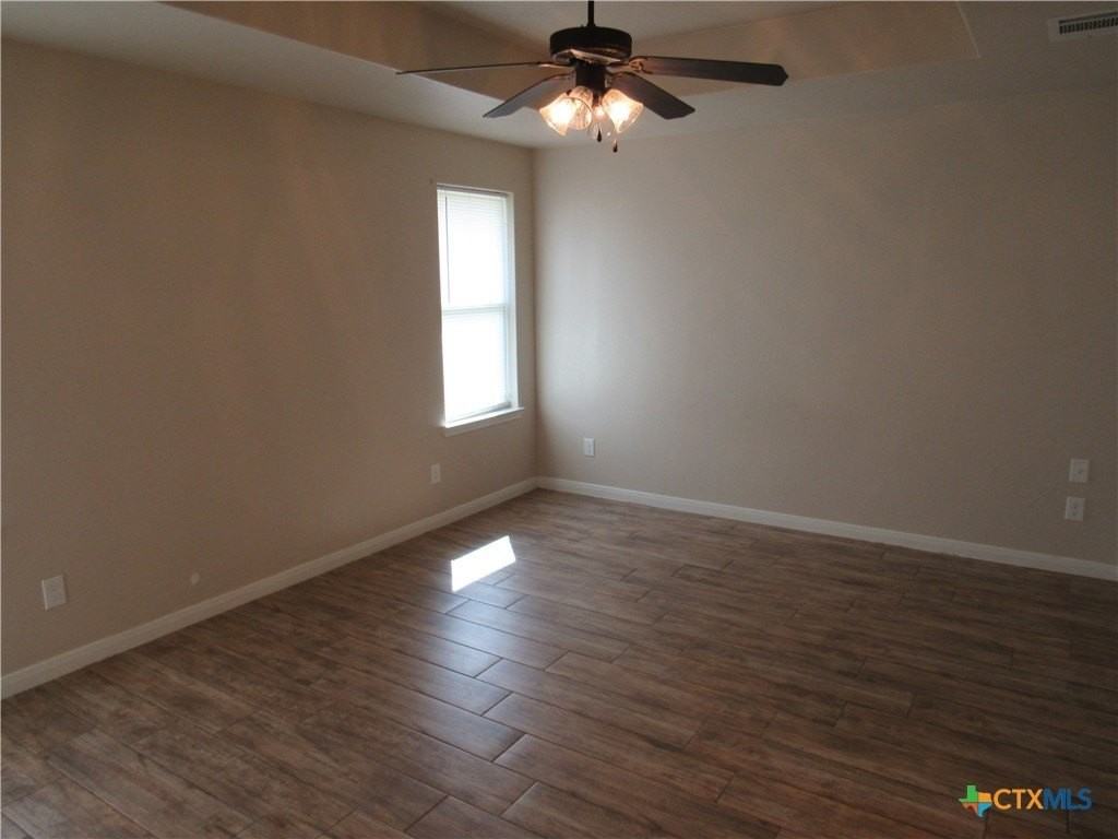 202 E Avenue H - Photo 7 of 14