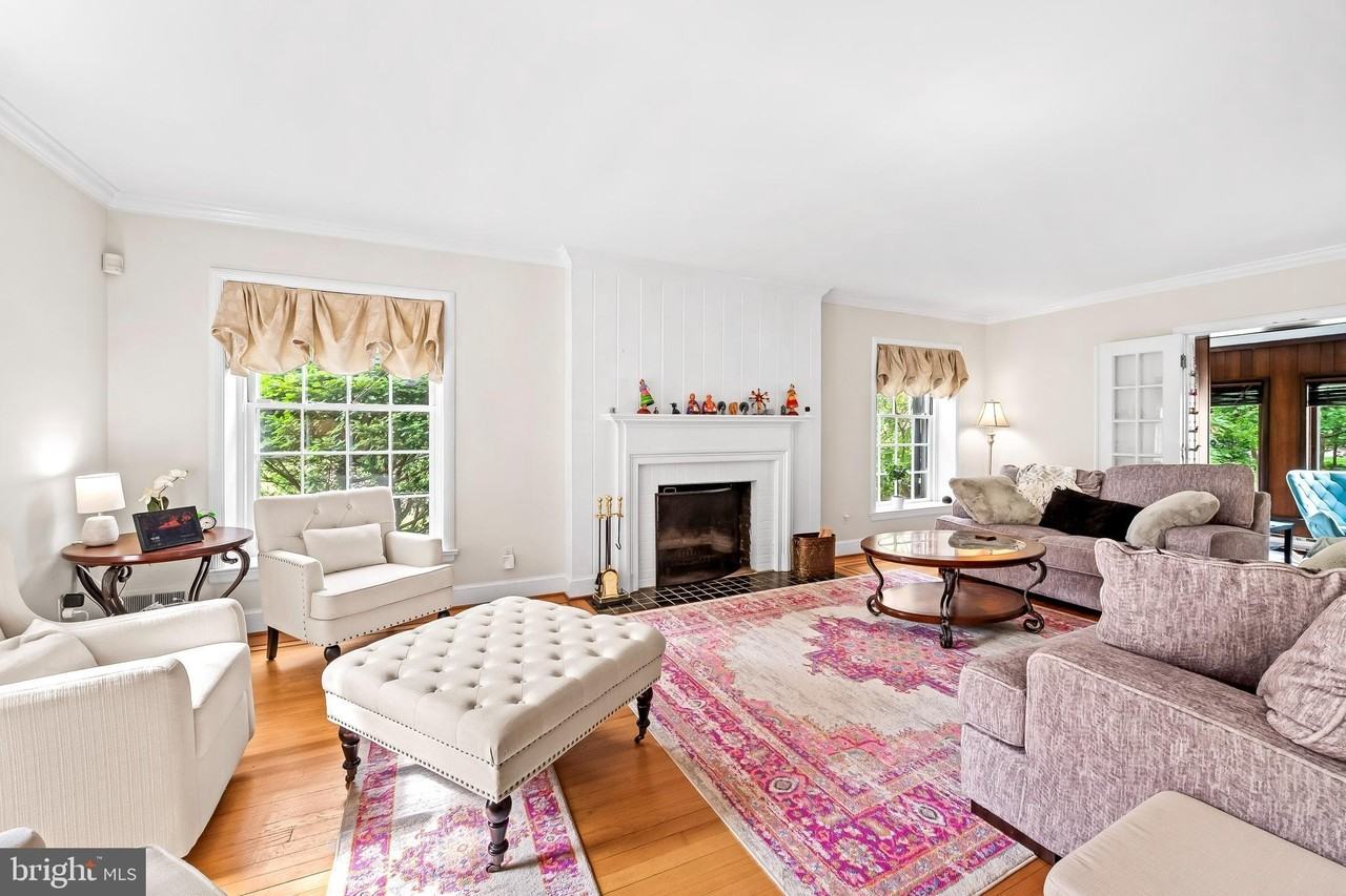 5113 N Charles St - Photo 5 of 33