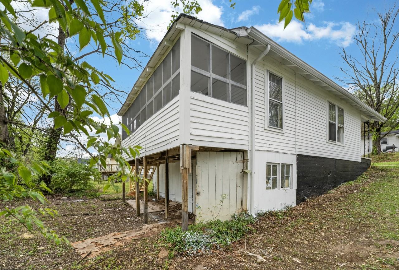 225 Sunset Ave - Photo 6 of 23