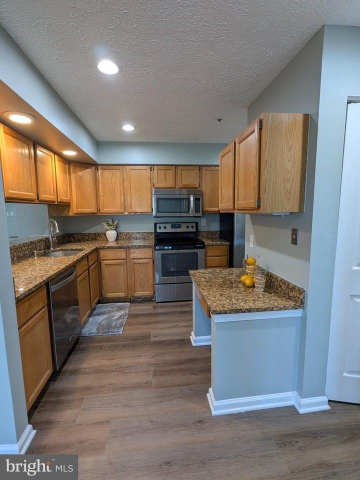 12221 Eagles Nest Ct #B - Photo 7 of 30