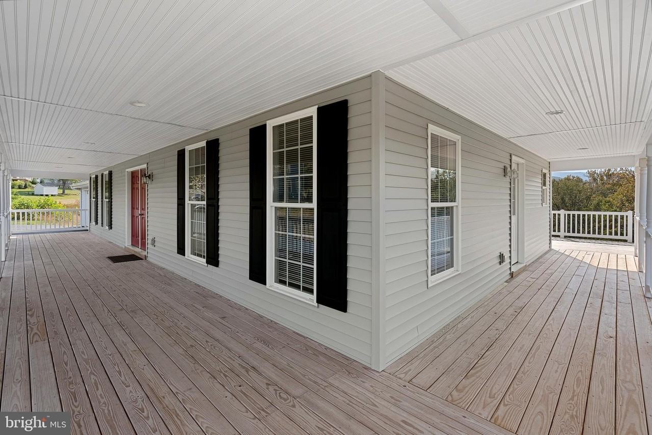 100 Holiday Ct - Photo 3 of 50